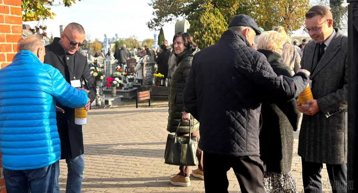 Kwestowali zarówno członkowie Żnińskiego Towarzystwa Kultury, jak i pracownicy Urzędu Miejskiego 	    fot. Maciej Tyrakowski