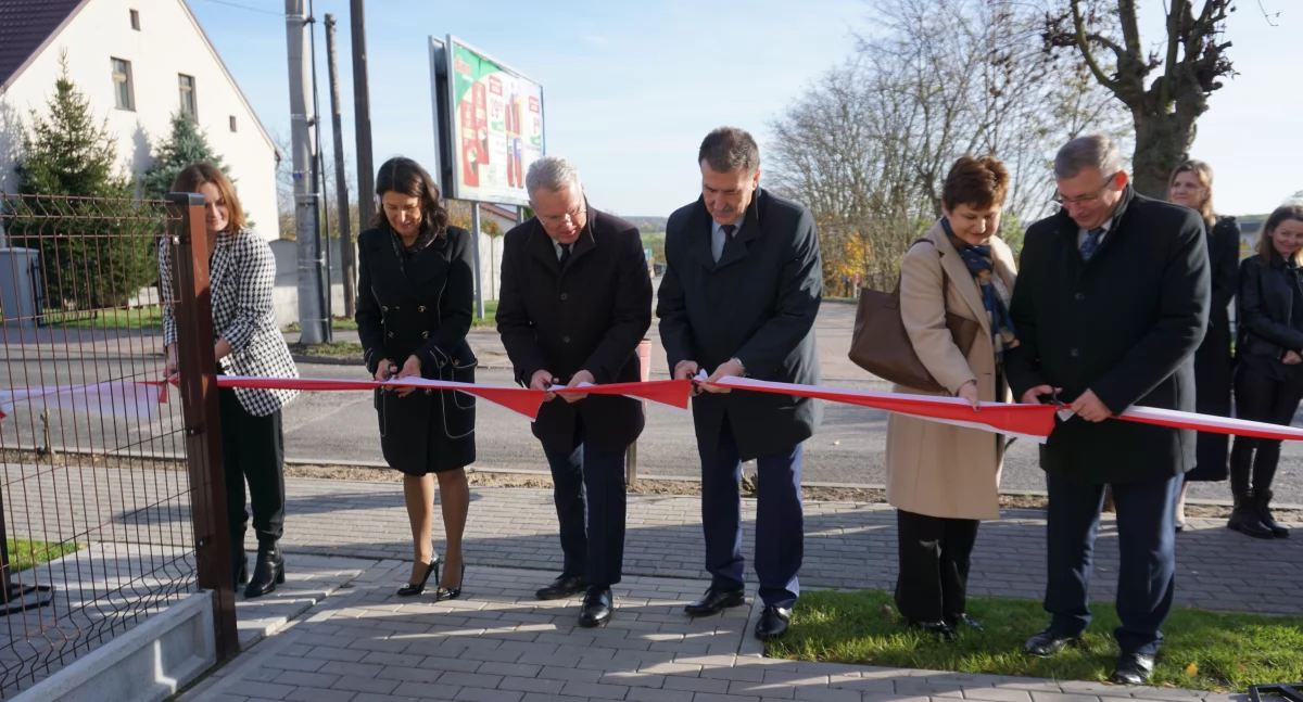 Symbolicznego przecięcia wstęgi, po którym nastąpiło zwiedzanie obu placówek, dokonali: (od lewej) Agnieszka Furmanek - dyrekTorka żłobka, Katarzyna Kaźmierczak - kierowniczka GOPS, wicewojewoda kujawsko-pomorski Piotr Hemmerling, starosta żniński Zbigniew Jaszczuk, przewodnicząca Rady Miejskiej w Gąsawie Danuta Tomaszewska oraz burmistrz Gąsawy Jacek Superczyński fot. Justyna Kulpińska