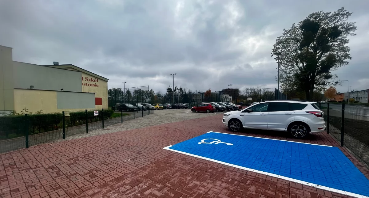 Problem z parkowaniem przy szkole w Lubostroniu rozwiązany  fot. Julita Jasewicz