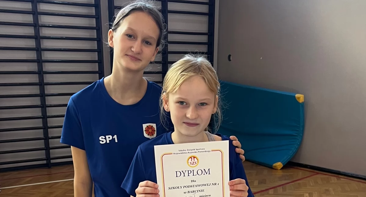 Agata Liepelt i Lilianna Rydlewska z SP1 w Barcinie zwyciężyły w półfinale Igrzysk Dzieci w tenisa stołowego i pojadą na finał wojewódzki do Chełmna fot. z archiwum SP1 Barcin