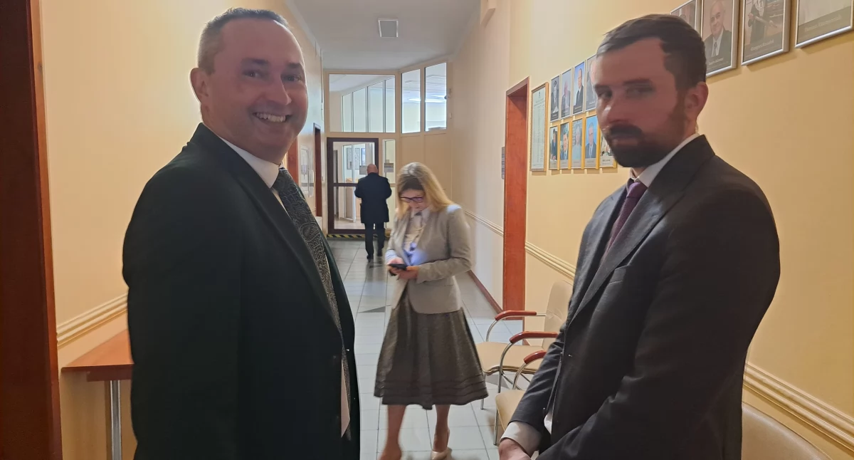 W kuluarach radni Tomasz Pierzyński i Michał Pietraszko rozmawiają o podjętych uchwałach. Na drugim planie skarbnik Bernadeta Chojnacka sprawdza informacje w telefonie.              fot. Karol Gapiński