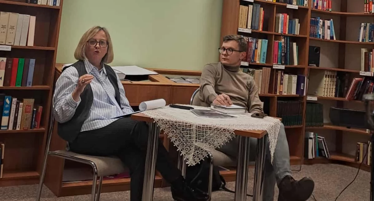 Magdalena Basińska w rozmowie z Pawłem Sztamą na spotkaniu w piechcińskiej książnicy fot. nadesłane