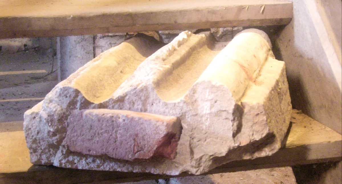 Fara św. Floriana w Żninie, Fragment gotyckiego portalu ze sztucznego kamienia, fot. Dominik Księski