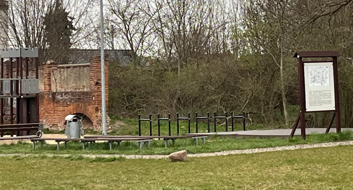 W tym miejscu prawdopodobnie stanie zadaszona scena i budynek przeznaczony na zaplecze. fot. Cezary Kucharski
