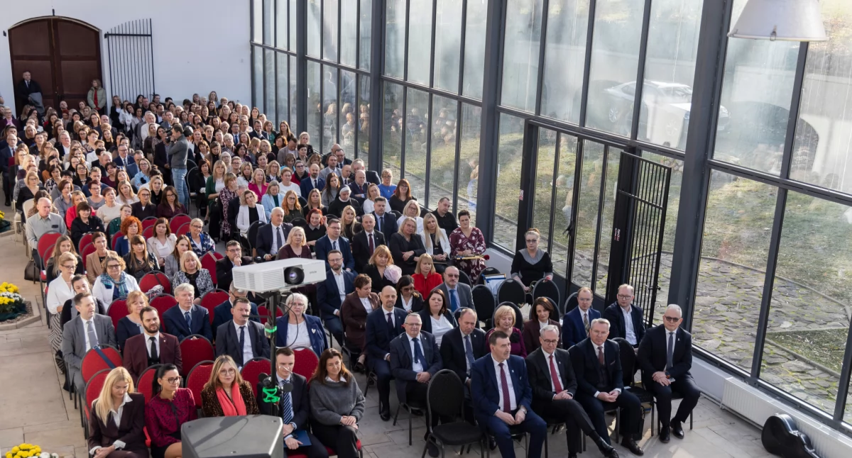Do Lubostronia przyjechało około 300 gości z okazji obchodów Dnia Pracownika Socjalnego. fot. arch. Kujawsko Pomorskiego Urzędu Wojewódzkiego.