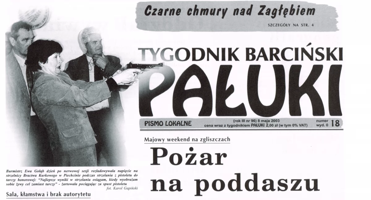Burmistrz Ewa Gołąb dzień po nerwowej sesji rozładowywała napięcie na strzelnicy Bractwa Kurkowego w Piechcinie podczas strzelania z pistoletu do tarczy honorowej: 