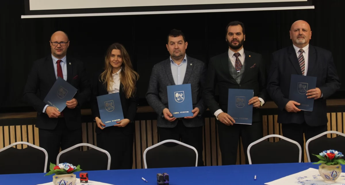 Przedstawieciele pięciu gmin podpisali odpowiedne dokumenty. fot. arch. UM Kcynia