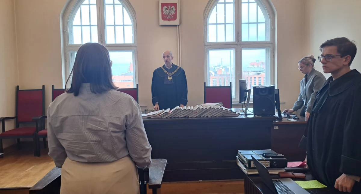 Świadek - pracownica banku - składa przysięgę, że będzie mówić prawde, prawdę i tylko prawdę. fot. Karol Gapiński 