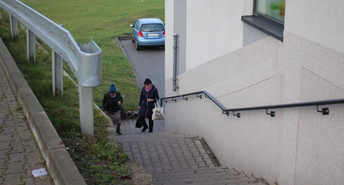 Z parkingu przy Stokrotce i Pepco ludziom starszym trudno się wydostać po stromych schodach. Tutaj kilka miejsc parkingowych więcej nie rozwiązuje problemu. fot. Cezary Kucharski.
