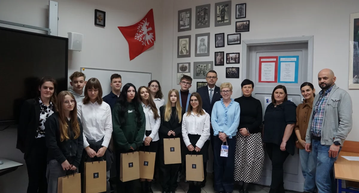 Uczestnicy dyktanda wraz z organizatorami fot. Karol Gapiński