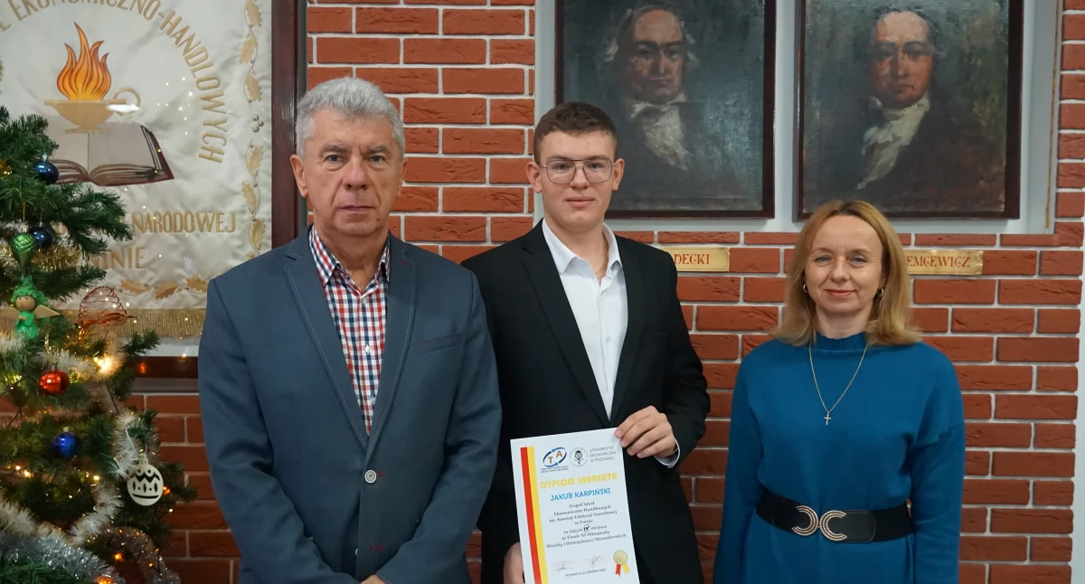 Jakub Werkowski prezentuje dyplom za IV miejsce w Ogólnopolskiej Olimpiadzie Wiedzy i Umiejętności Menadżerskich. Obok niego stoją dyrektor żnińskiego ekonomika Tomasz Ratajczak i nauczycielka przedmiotów zawodowych Maria Sobaszkiewicz fot. Karol Gapiński