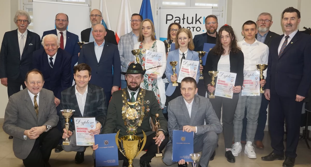 Laureaci XXXI Plebiscytu na Najpopularniejszego Sportowca, Trenera i Działacza Pałuk w 2022 Roku wraz z samorządowcami i organizatorami. Górny rząd od lewej: Stanisław Tyrakowski - szef działu sportowego 