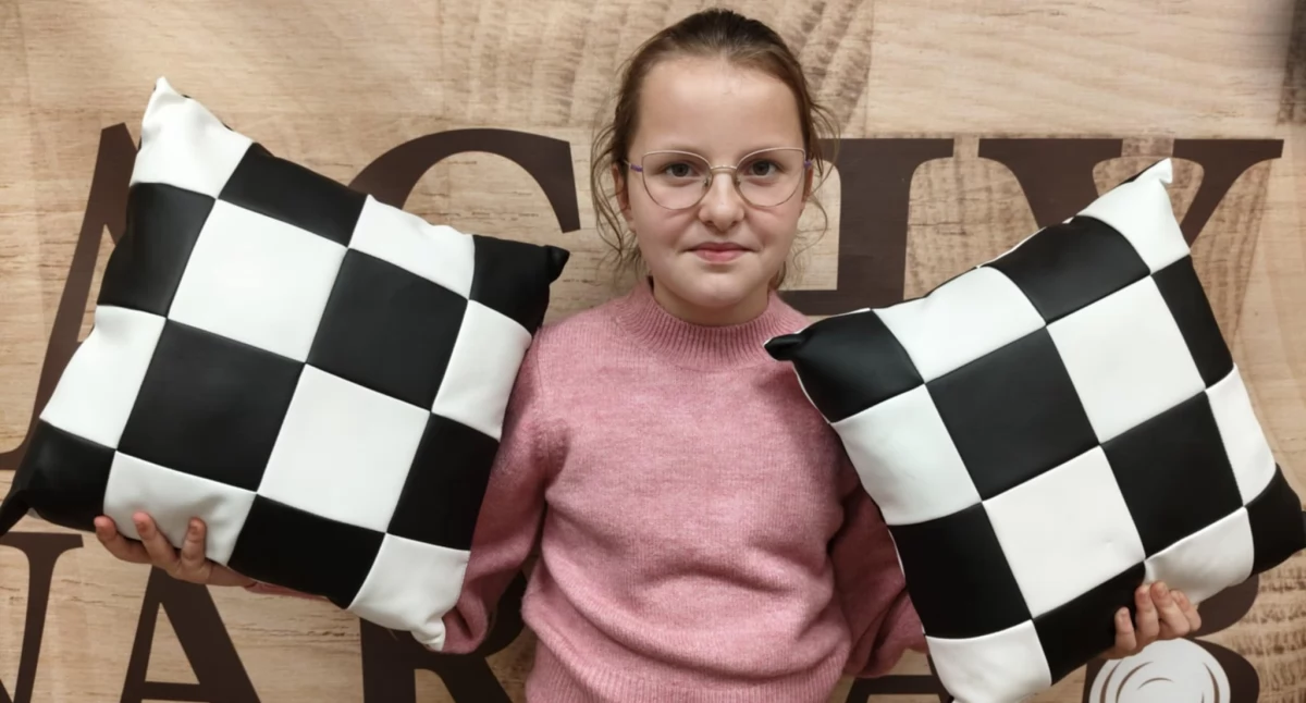 Genialna dziesięcioletnia Aleksandra Zakowicz po prostu kolekcjoinuje medale mistrzostw województwa. fot. arch. Szachy i Warcaby w Szubinie i Kcyni