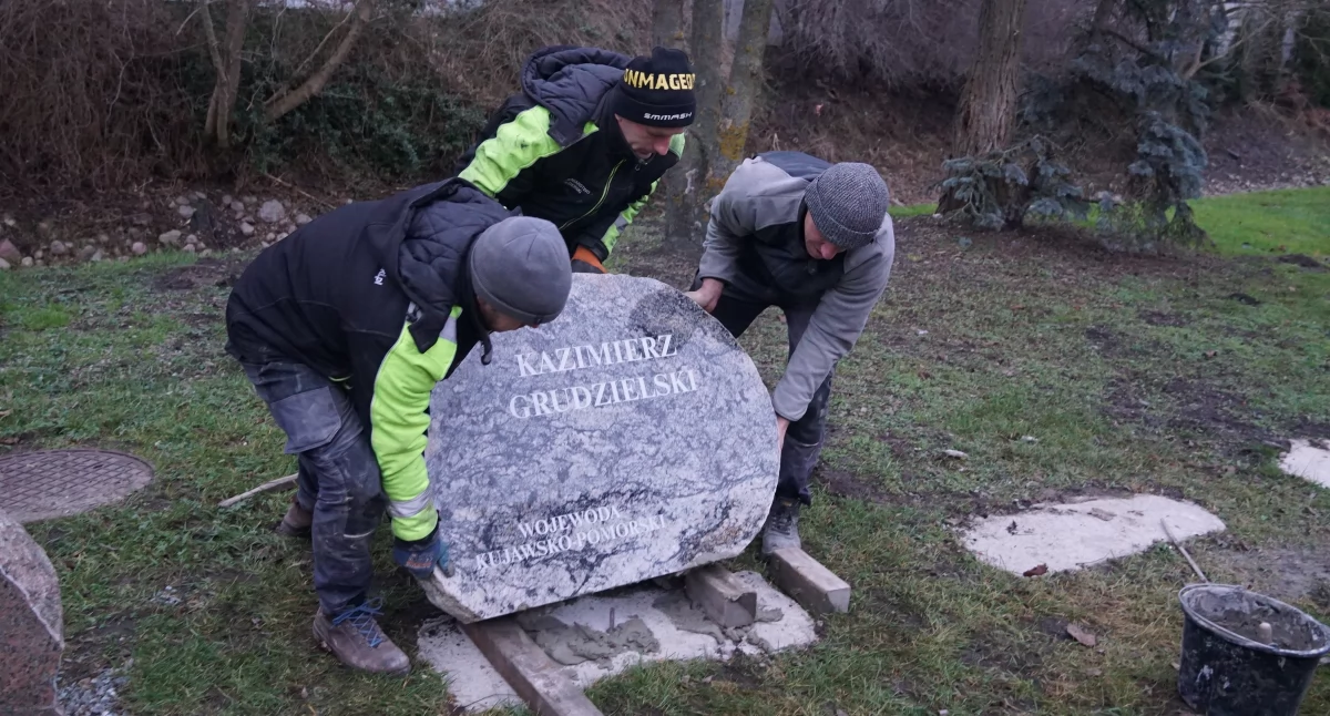 Instalacja nowej tablicy w Alei Powstańców Wielkopolskich nad Gąsawką w Żninie fot. Karol Gapiński
