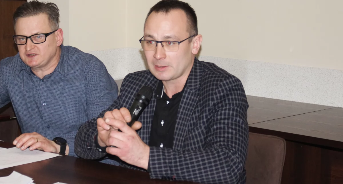 Radny Tomasz Świerc (drugi od lewej) po rozmowach z mieszkańcami gminy sugeruje budowę płatnych, miejskich parkingów. fot. Cezary Kucharski