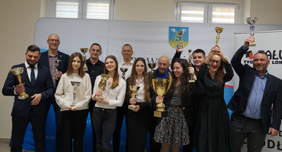  Laureaci XXXIII Plebiscytu na Najpopularniejszego Sportowca Pałuk, od lewej Maciej Wrzesiński - trener roku 2024, Wojciech Urbanowski - X miejsce, Natalia Pudłowska - IV miejsce, Mateusz Hulbój - V miejsce, Hanna Pawłowska - VI miejsce, Jakub Janicki - VII miejsce, Aleksandra Lupa - III miejsce, Czesław Piechocki - odebrał nagrodę w imieniu Radosława Nitki za II miejsce, Oktawia Brodecka - zwyciężczyni plebiscytu ze statuetką Atlasa i pucharem starosty dla najpopularniejszego sportowca powiatu 