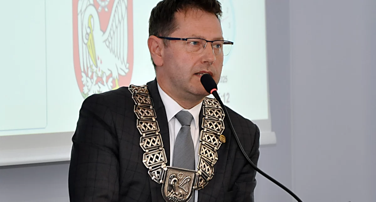 Burmistrz Mariusz Piotrkowski podsumowuje wydatki. fot. Cezary Kucharski