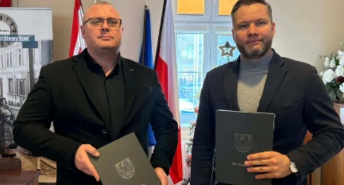 Umowę podpisał wiceburmistrz Adam Kontowicz oraz jeden ze współników firmy Certa. fot. arch. UM Kcynia