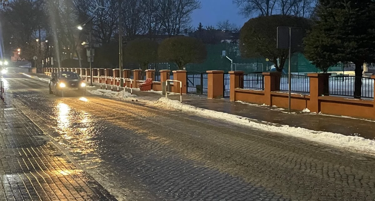 Szkoły, przedszkola, nauka • , Masakra drogach chodnikach podwórkach autobusy szkolne odwołane - zdjęcie, fotografia