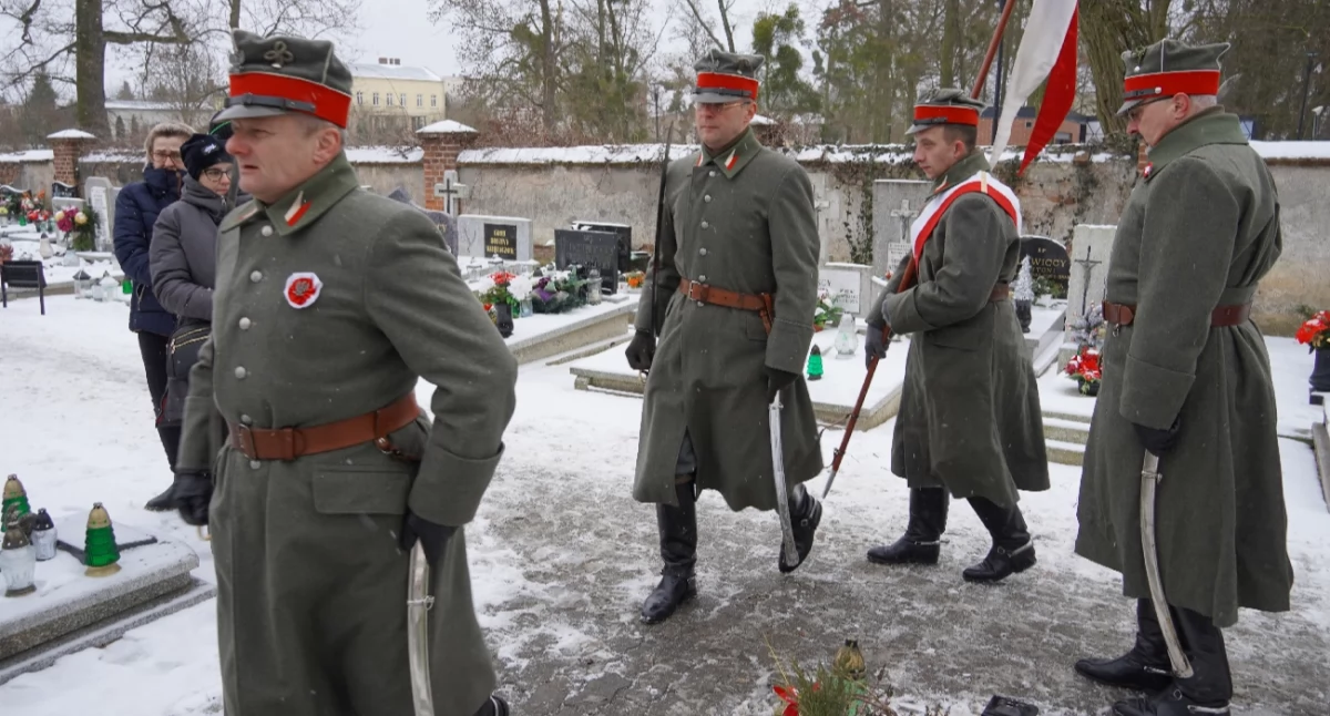 Historia lokalna • , Cześć chwała bohaterom - zdjęcie, fotografia