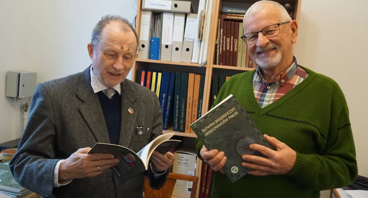 Dominiki Księski i Jerzy Szocińśki - redaktorzy i krajoznawcy trzymają w rękach świeżo wydrukowane słowniki fot. Karol Gapiński