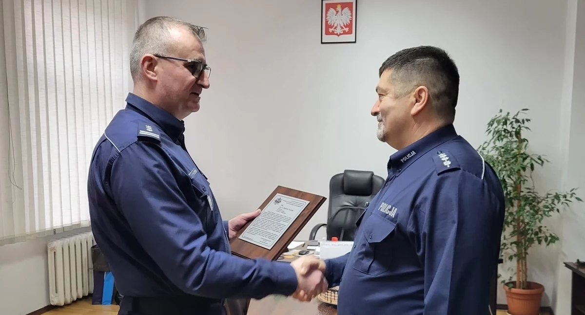 Komendant powiatowy insp. Tomasz Rybczyński składa podziękowania i gratulacje komendantowi komisariatu w Janowcu Wielkopolskim asp. sztab. Zbigniewowi Dudziakowi fot. KPP w Żninie