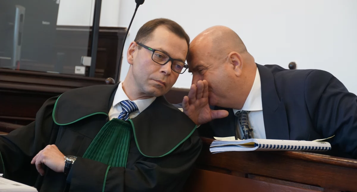 Dariusz Kaźmierczak konsultuje się ze swoim obrońcą fot. Karol Gapiński