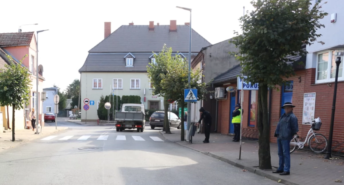 Przy tej janowieckeij ulicy powiat wyremontuje odcinek chodnika po stronie sklepu komputerowego. fot. arch. KPP Żnin
