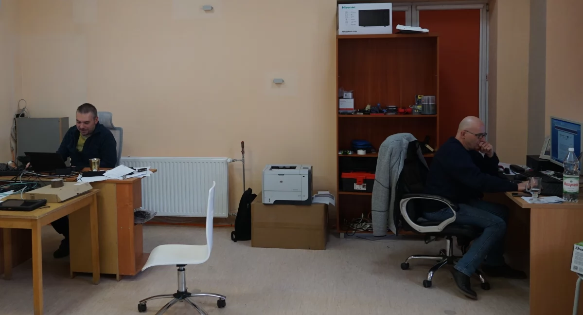 Rafał Frasz i Waldemar Kasperski - informatycy PCZ podczas pracy fot. Karol Gapiński