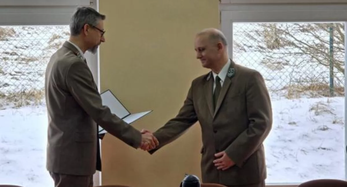 Po lewej dyrektor regionalny Lasów Państwowych w Toruniu Włodzimierz Panfil wręcza nominację Jackowi Krzyżanowskiemu na nowego nadleśniczego Nadleśnictwa Szubin fot. materiały Nadleśnictwa Szubin