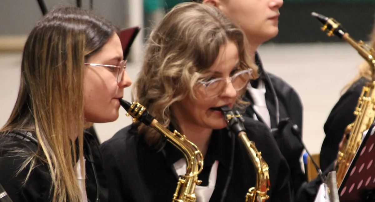 Koncerty, spektakle • , Koncert połączonych orkiestr Strzelna Gąsawy królował swing dixieland - zdjęcie, fotografia