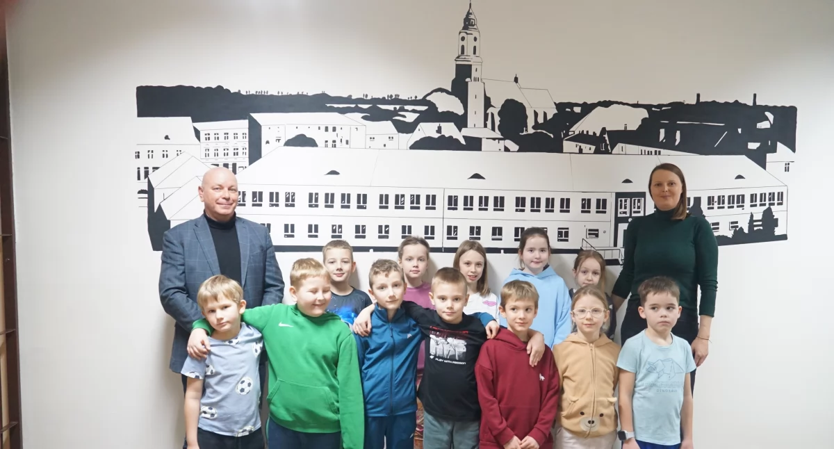 Laureaci i organizatorka konkursu na zdjęciu z dyrektorem Markiem Orzechowskim. Warto zwrócić uwagę na specjalną ściankę z widokiem jedynki, która została stworzona w korytarzu szkolnym przez utalentowanego absolwenta tej placówki, mistrza murali Piotra Strzałkę. fot. Karol Gapiński