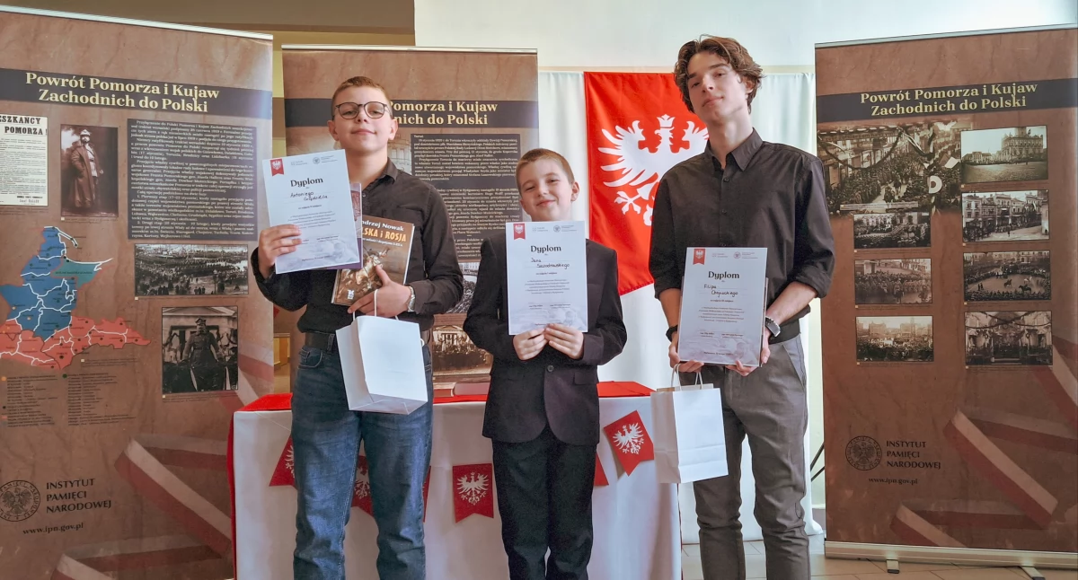 Laureaci konkursu. Pierwszy z lewej Antoni Grądziela ze Szkoły Podstawowej w Mamliczu, zdobywca II miejsca. fot. materiały Szkół Klasycznych w Bydgoszczy