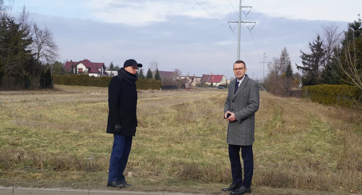 Dyrektor CUWiZO Jacek Świtała i burmistrz Łukasz Kwiatkowski przy działce, na której ma być utwardzone miejsce do postoju dla osób dowożących dzieci do przyszłego żłobka fot. Karol Gapiński