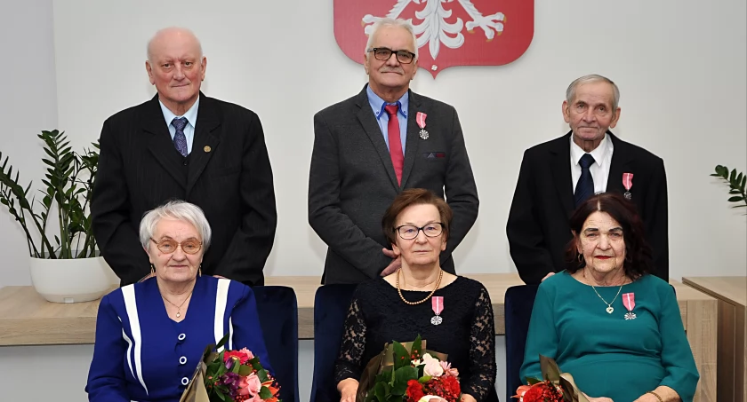 Jubilaci świętujący jubileusze małżeńskie (od lewej): Marianna i Czesław Szymańscy, Aleksandra i Ryszard Chudzyńscy oraz Seweryna i Józef Markowscy. fot. Piotr Bembenek