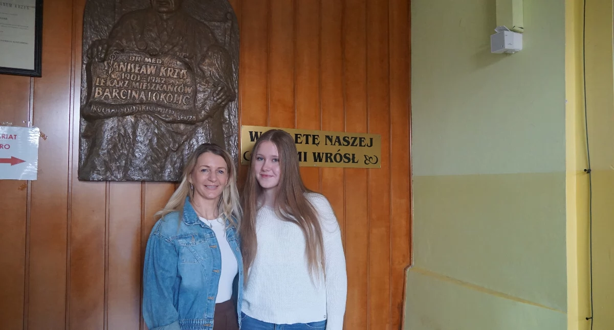 Maja Cięgotura ze swoją nauczycielką angielskiego Agnieszką Ojczenasz fot. Karol Gapiński