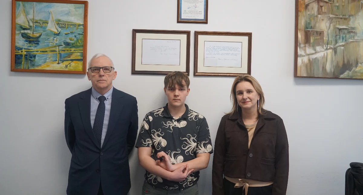 Paweł Sławkowski na zdjęciu z pelnymi dumy z ucznia dyrektorem szkoły Krzysztofem Kaczmarkiem i anglistką Joanną Szablewską fot. Karol Gapiński