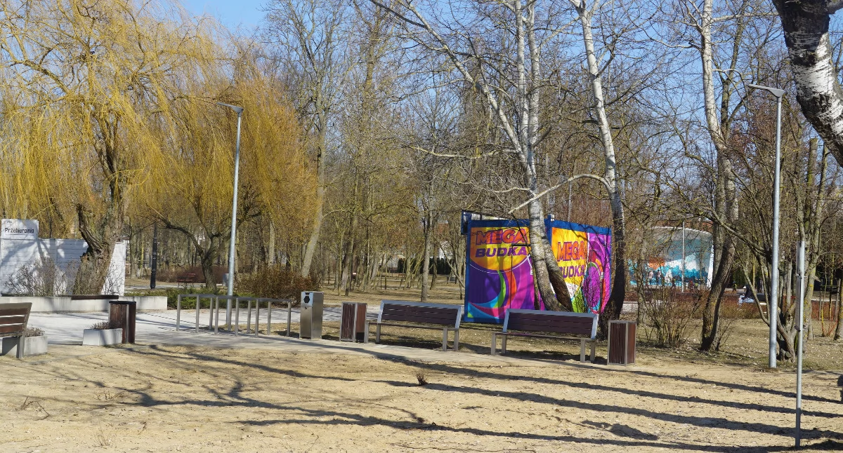 Po placu zabaw na plaży został tylko piasek. Nie wiadomo, kiedy i w jakim kształcie plac zabaw zostanie tutaj reaktywowany. Gmina szuka środków zewnętrznych fot. Karol Gapiński