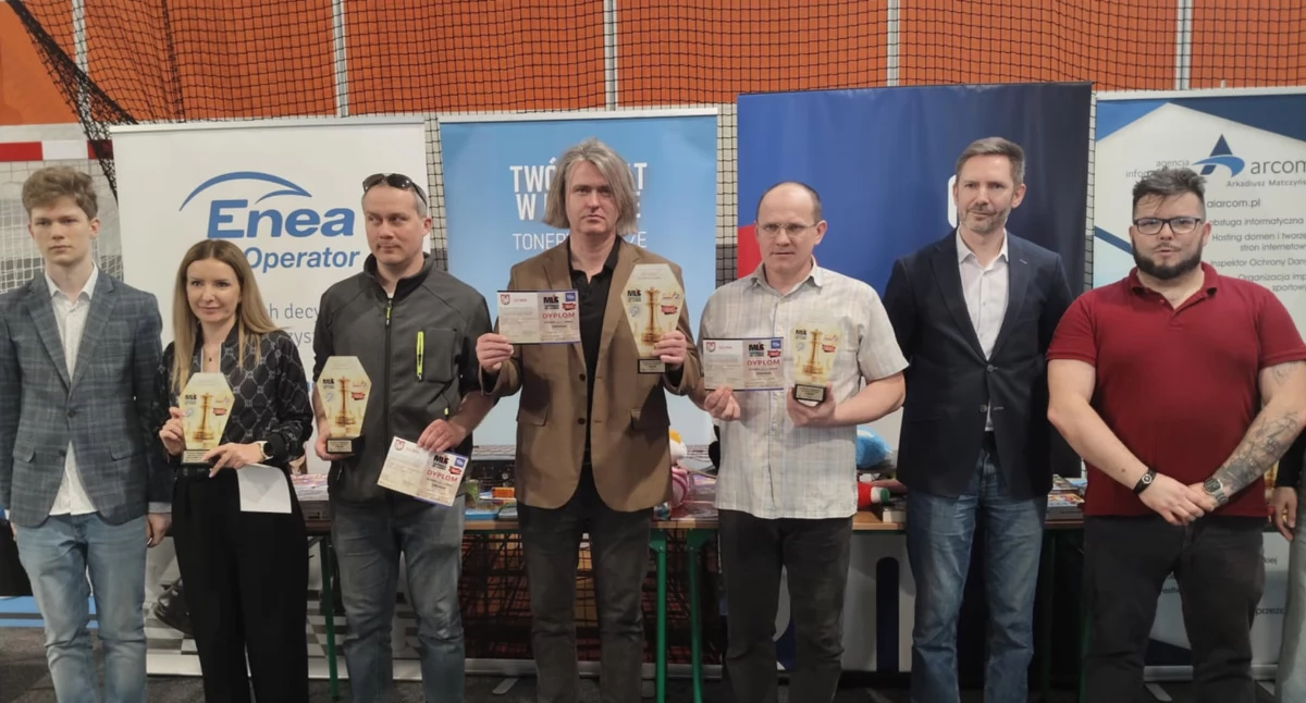 Czwarty z lewej Piotr Szybowicz. fot.arch. UKS Szachowa Dwójka Szubin