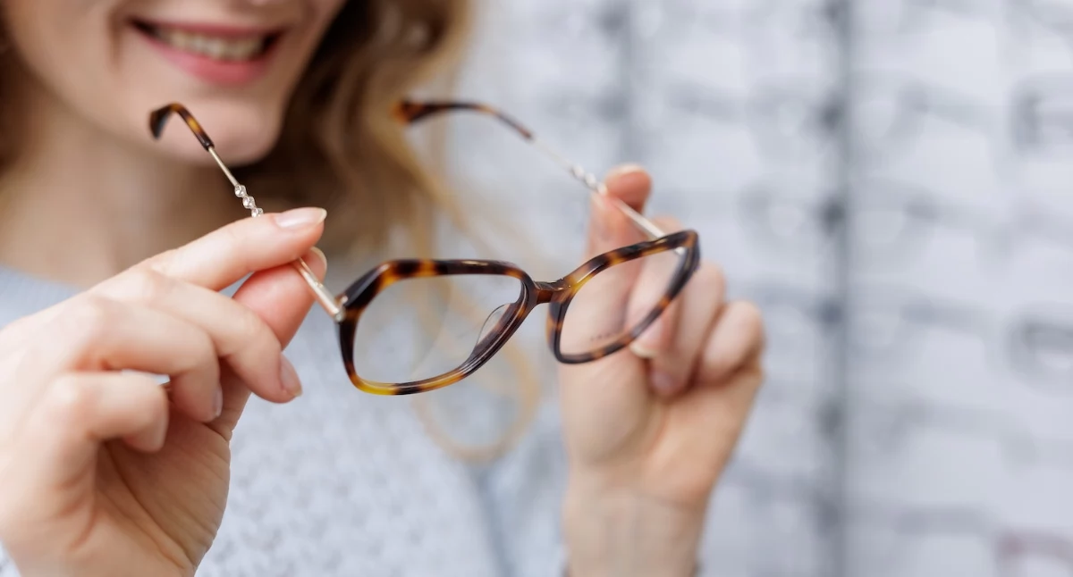 Artykuł promocyjny partnerów portalu, Sklep oprawkami idealnie dobrać okulary wychodząc - zdjęcie, fotografia