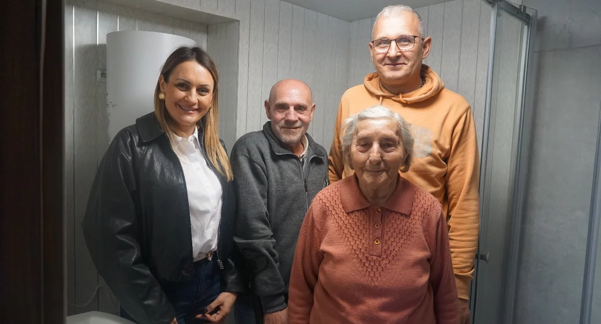 Anna Falkowska, Marek Substelny i jego mama oraz Grzegorz Filanowski w nowej łazience, pierwszej w życiu pani Seweryny fot. Karol Gapiński