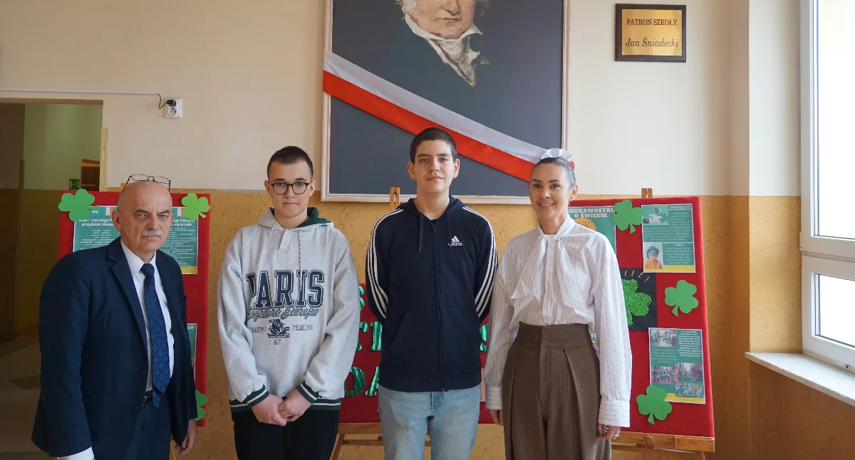 Od lewej dyrektor SP 2 w Żninie, Jacek Otto, Wojciech Hałajczak - laureat konkursu z geografii, Fabrizzio Passeri - laureat z języka niemieckiego i Aneta Falkowska, jego opiekunka. Na zdjęciu brakuje tylko Sylwi Trojan, która przygotowała do konkursu Wojciecha Hałajczaka. fot. Karol Gapiński