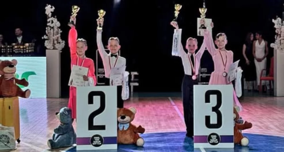 Kacper Kaniewski stoi na drugim stopniu podium z partnerką Laurą Mizikowską. fot. arch. Alicja Kaniewska