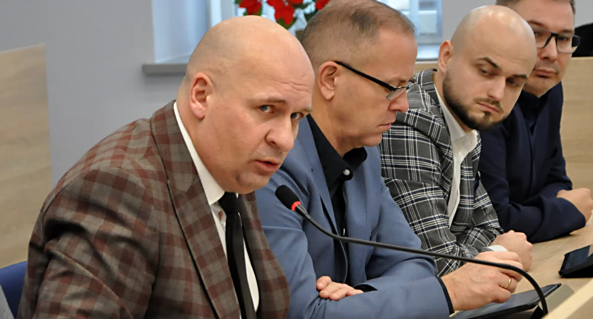 Radny Krajewski (pierwszy z lewej) nie jest już członkiem komisji rewizyjnej. fot. arch. Cezary Kucharski