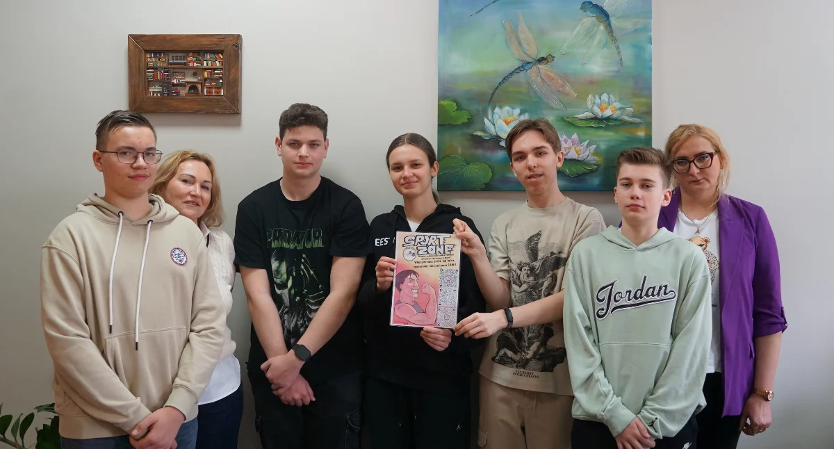 Uczestnicy projektu z jego opiekunką Anną Kończal oraz Marzeną Wolską, dyrektorką szkoły fot. Karol Gapiński