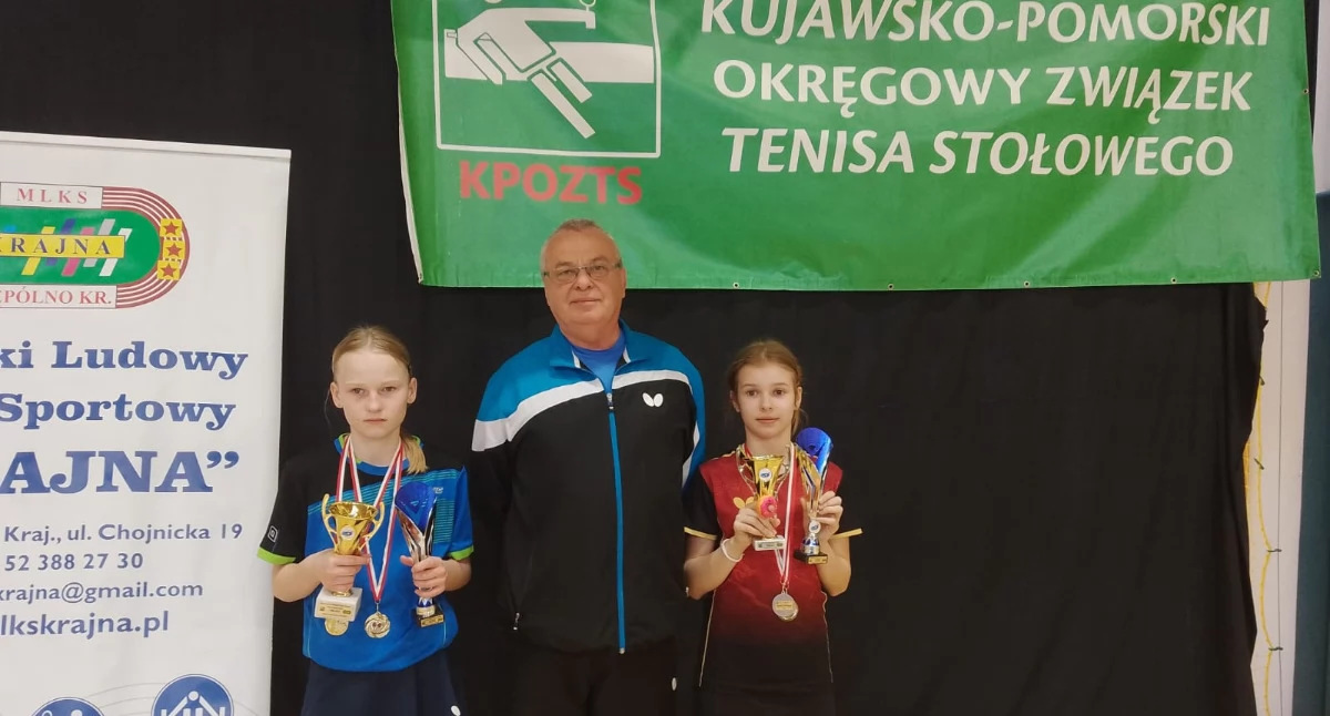 Ozłocone w Solcu Kujawskim Lilianna Rydlewska i Nina Nowicka z trenerem Wojciechem Kowalem fot. z archiwum LUKS Barcin
