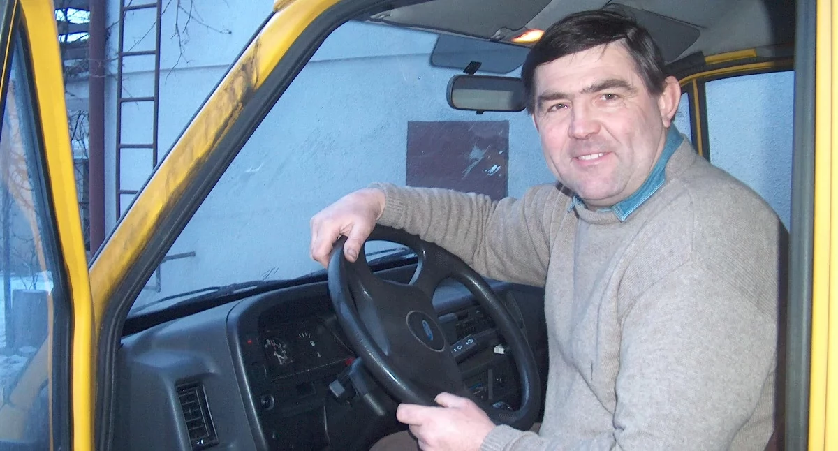 Stanisław Pyzalski za kierownicą swego żółtego samochodu dostawczego w 2011 roku, fot. Dominik Księski
