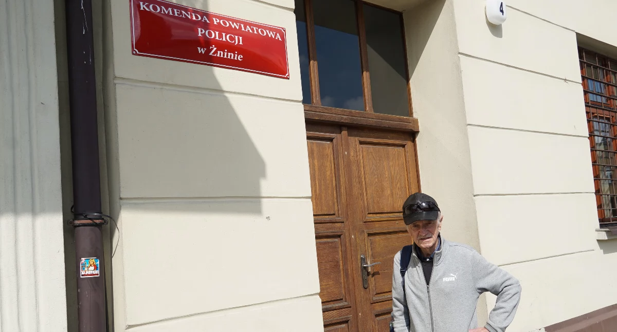 Janusz Pacanowski przed wizytą w żnińskiej komendzie policji fot. Karol Gapiński