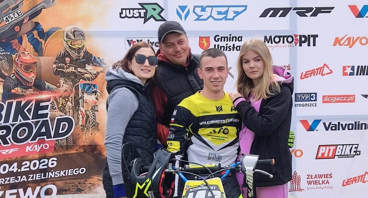 Natan Kosewski zwycięzca I wyścigu w otoczeniu rodziców Janusz Kosewski i Agnieszka Kosewska z prawej dziewczyna Natana Tosia. W kolejnym starcie żninianin uległ wypadkowi. fot. z archiwum Henryka Tokarza