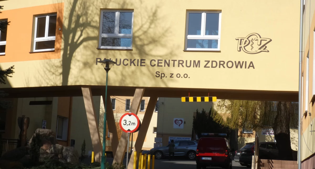 Lekarze, przychodnie, szpitale •, Trudne chwile starszej czasie powrotu szpitala Żninie - zdjęcie, fotografia